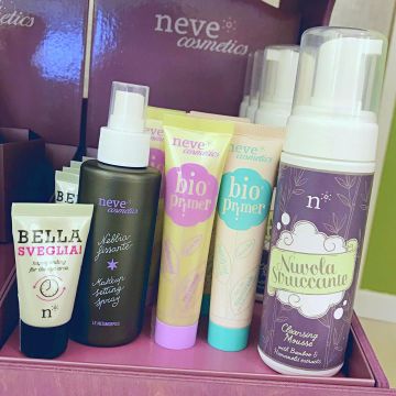 🤩 Ecco alcune delle splendide novità arrivate in negozio firmate nevecosmetics 🤩 🌈 Matite Occhi 👉🏼 un vero e proprio arcobaleno di tonalità per creare look favolosi. Alta sfumabilità con formula legante naturale. 💄Lippini e Rossetti Sorbetto 👉🏼 i Lippini sono dei balsami labbra leggermente colorati che nutrono a fondo e funzionano anche come scudo protettivo. Sweet Sorbetto è il rossetto-trattamento che si scioglie sulle labbra creando un film di colore fresco, leggero e delicatamente glossato, con SPF 20 per labbra protette. 👁 Ombretti e Blush 👉🏼 cialde compatte super colorate con pigmenti puri e formula legante arricchita di vitamine garantiscono massima scrivenza, durata e comfort. 👩🏻 Fondotjnta e Ciprie Flat Perfection 👉🏼 polvere pressata dalla formula silicone-free adatto a tutti i tipi di pelle in particolare quelle miste/grasse. Preziosi minerali si uniscono a componenti vegetali e vitamine per una pelle dall'aspetto luminoso e levigato, dal finish opacizzato ma vibrante. 👀 Correttore Ristretto 👉🏼 il correttore liquido super concentrato e coprente indispensabile per apparire freschi e riposati. Nasconde i segni di stanchezza e stress per tutto il giorno con una sola goccia, camuffando perfettamente occhiaie e piccole imperfezioni. 👱🏼‍♀️ Fondotinta Star System 👉🏼 coprente e perfezionante in stick per una pelle da superstar ogni giorno, adatto a tutti i tipi di pelle in particolare quelle normali, miste e tendenti al secco. Formula silicone-free, si usa su viso e occhi. 🛁 Skincare 👉🏼 tutto ciò che serve per ottenere un make up perfetto e prendersi cura della salute della pelle. Nuvola Struccante, Primer Viso per pelle oleosa e per pelle secca, Nebbia Fissante e Crema Contorno Occhi magica. 🖌 Pennelli 👉🏼 gli strumenti per ottenere un risultato perfetto e professionale. Tanti tipi di setole adatti per stendere ogni prodotto specifico. E non è finita qui 😍 Vieni a trovarci in negozio per scoprire altri prodotti strepitosi 😉 📍Da noi a Ravenna in Viale Alberti 94! #novità #nevecosmetics #tadasanacosmesinatura